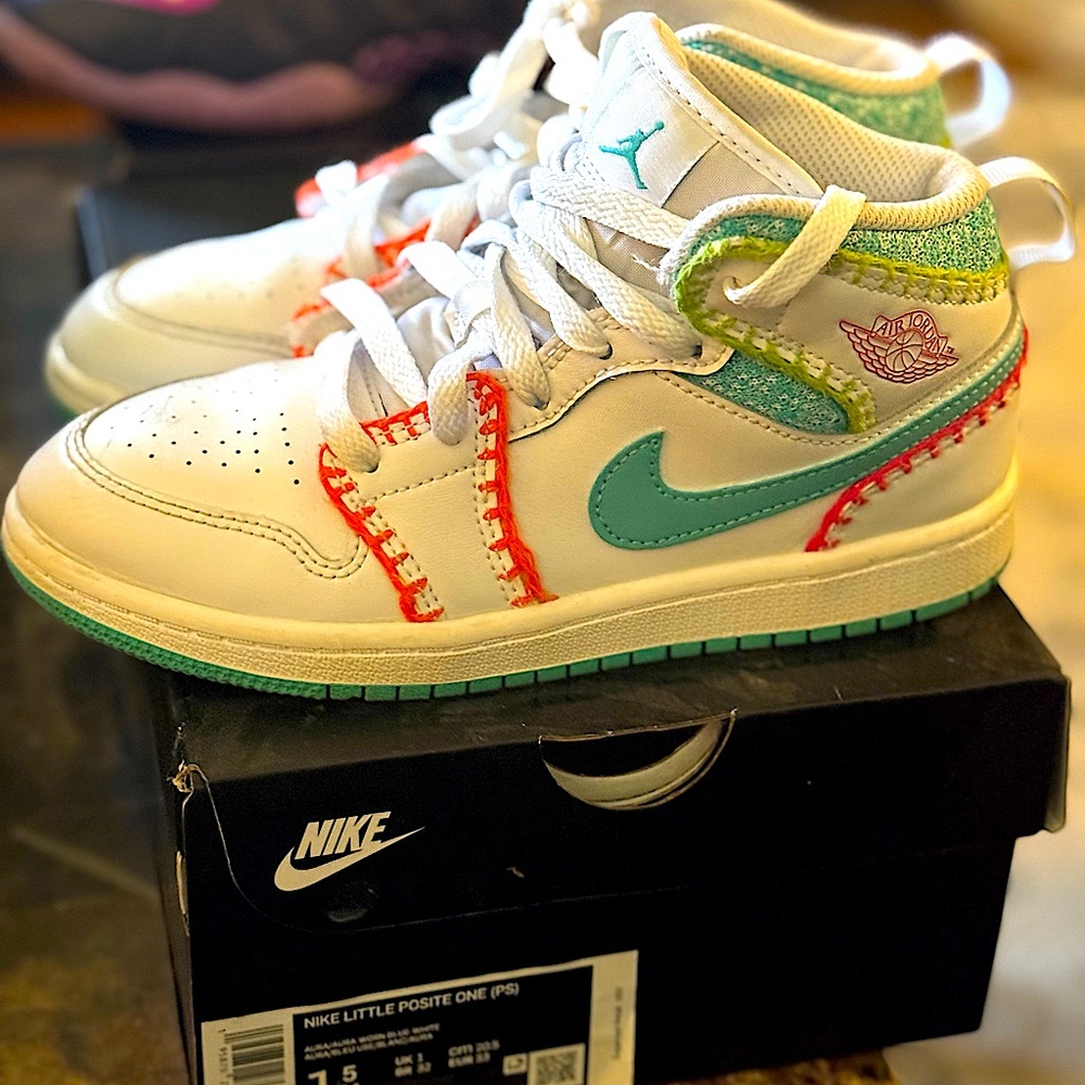 Nike Air Jordan 1 SE Mid Multi knit in color white, orange and teal youth sz 3Y